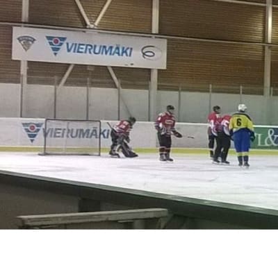 tolkis bollklubb spelar ishockey mot Storbritanniens universitetslandslag i ishockey i Vierumäki 21.06.15