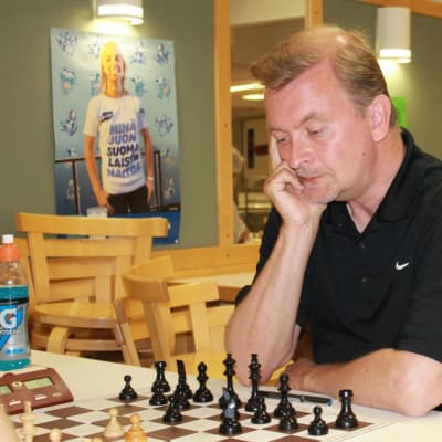 Marko Jönhede ja shakkilauta.JPG