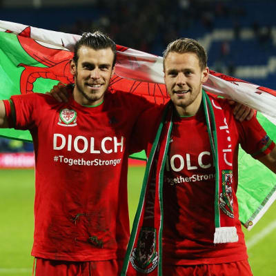 Walesin Gareth Bale ja Chris Gunter juhlivat EM-kisapaikkaa.