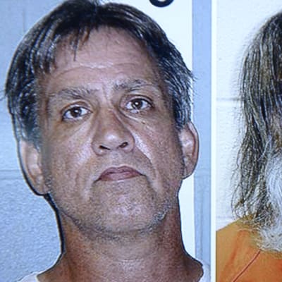 Vasemmalla eristysselliin lähes kahdeksi vuodeksi unohtunut Stephen Slevin pidätyskuvassaan vuonna 2005, ja oikealla vuonna 2007 sen jälkeen kun hänet oli vapautettu eristyksistä.