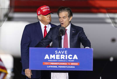 Donald Trump och senatskandidaten i Pennsylvania Mehmet Oz under ett kampanjevenemang.