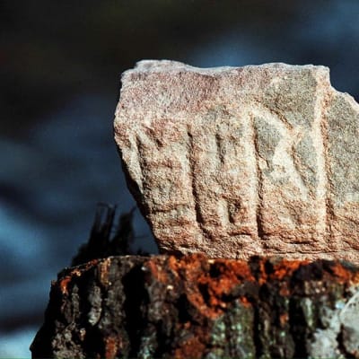 Keskiruotsista löytynyt kivi, johon on kaiverrettu riimuja.