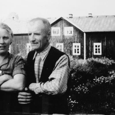 Elsa ja Antti Kukkonen kesäkuussa vuonna 1945.