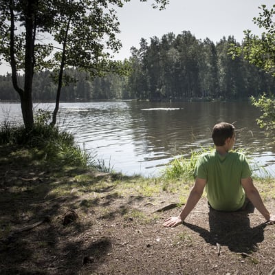 Mies istuu järvenrannalla (  Mikko Vikman )
