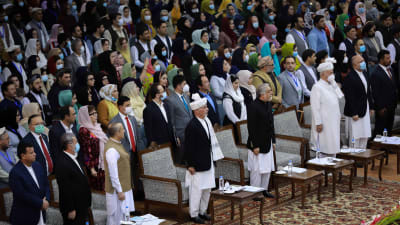 3 600 delegater från hela landet deltog i det stora stammötet Loya Jirga som enhälligt rekommenderar att de 400 mest fruktade talibanfångarna friges.