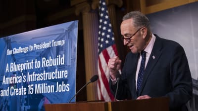 Minoritetsledaren i den amerikanska senaten Chuck Schumer talar vid ett podium.