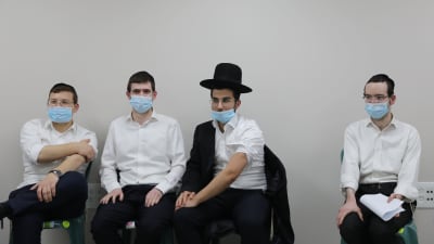 En person i Israel vaccineras mot covid-19.