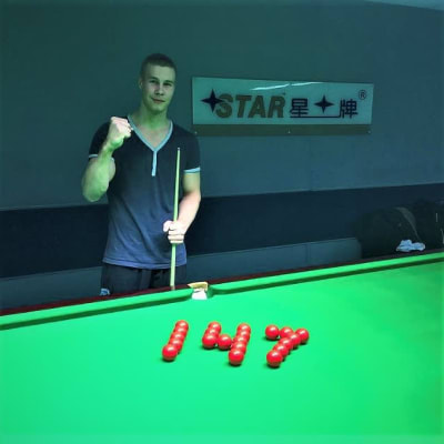 Heikki Niva poserar vid snookerbord efter 147 poäng.