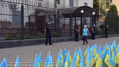 Rysslands ambassad i Kiev. i förgrunden står en lång rad ukrainska flaggor.