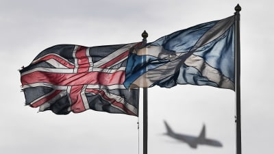 Storbritanniens unionsflagga och Skottlands flagga vajar i vinden.