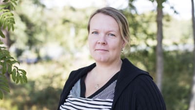 Jessica Åhman står i en skogsglänta.