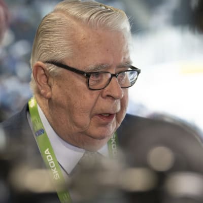 Kalervo Kummola jääkiekon MM-kisoissa.