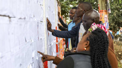 Kenyanska väljare letar efter namn på en lista inför valet. Kenya går till allmänna val den 9 augusti 2022. 