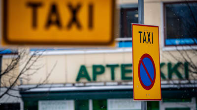 Taxiskyltar i en stadsmiljö.