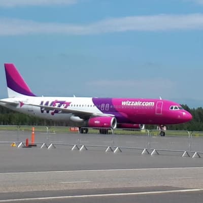 Wizz Airs flygplan på Åbo flygplats
