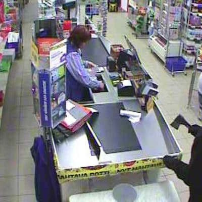 Naamioitunut mies ryösti Siwa-myymälän Haminan Summassa maanantai-iltana