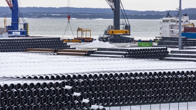 Delar av Nord Stream 2-gasrör i en hamn. 
