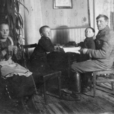 Mårten Holms farfar Anders William Holm, sittande på stolen t.h.