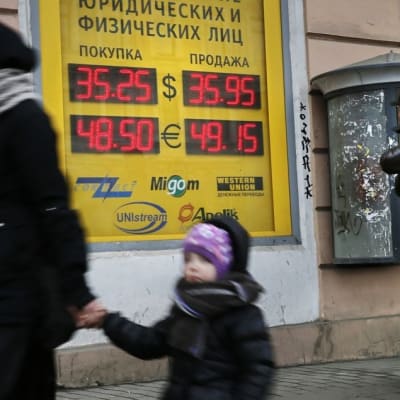 Kreditvärderingsinstitutet Moody's sänkte Rysslands kreditbetyg den 17 oktober 2014.