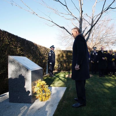 Australian pääministeri Tony Abbott muistomerkillä Canberrassa perjantaina.