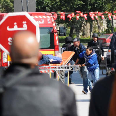 Hoitajat kuljettivat loukkaantuneita sairaalaan Tunisissa keskiviikkona.