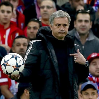 Chelsean manageri José Mourinho pitää palloa kädessään kentän laidalla.