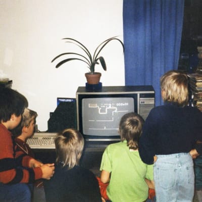 Lapsia pelaamassa tietokonepeliä