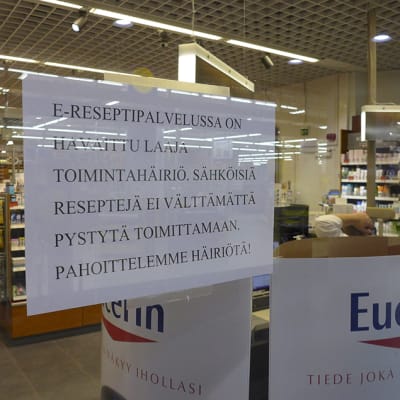 Ilmoitus e-reseptipalvelun laajasta toimintahäriöstä apteekin ikkunassa Kampin kauppakeskuksessa Helsingissä 29. heinäkuuta.