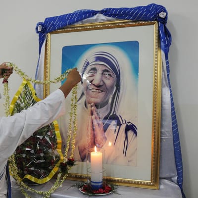 Nunna koristelee Äiti Teresan kuvaa.