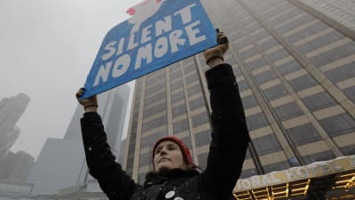 Kvinna håller upp en skylt under en metoo-demonstration i New Yorkl