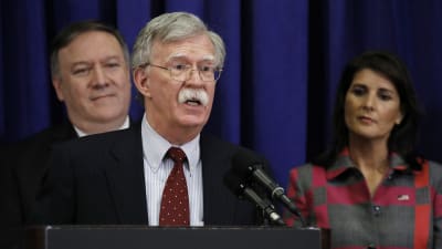 USA:s nationelle säkerhetsrådgivare John Bolton (i förgrunden), utrikesminister Mike Pompeo och USA:s FN-ambassadör Nikki Haley under en presskonferens i New York inför öppningen av FN:s generalförsamling. 