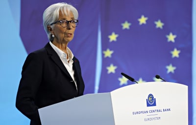 Europeiska centralbanken ECB:s ordförande Christine Lagarde står vid ett talarpodum med EU-flaggan i bakgrunden.