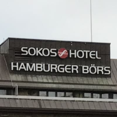 Ett hål är upprivet i mitten av byggnaden, det sträcker sig från taket och neråt några våningar.