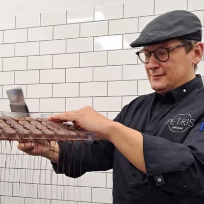 Suklaamestari Petri Sirén käsittelee suklaata.