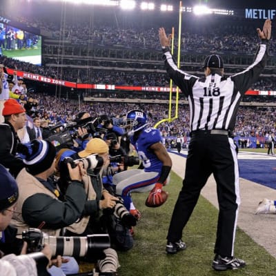 Tuomari osoittaa touchdownia New York Giantsin Hakeem Nicksin tultua maaliin.