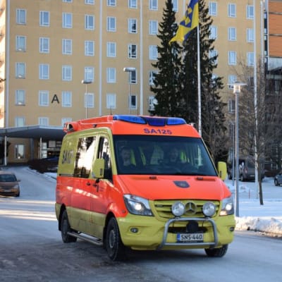 Satakunnan keskussairaalan eli Satasairaalan edessä ajava ambulanssi Porissa Tiilimäellä tammikuussa 2019.