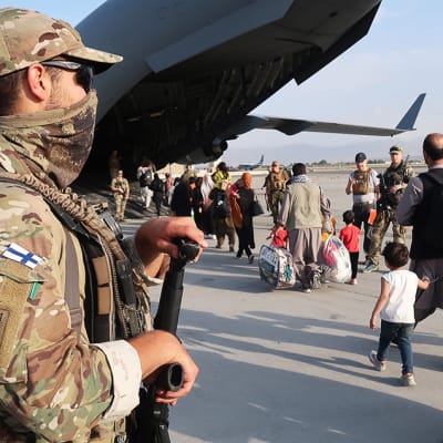 Evakuintioperaatio Kabulin lentokentällä.
