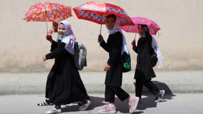 Unga flickor i Kabul på väg hem från skolan.