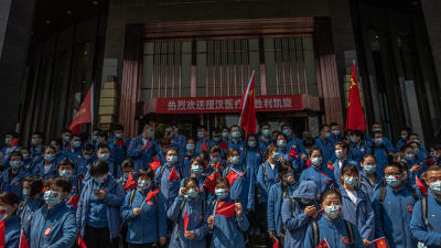 Kinesisk sjukvårdspersonal avtackas under en ceremoni innan de reser från Wuhan. 6.4.2020