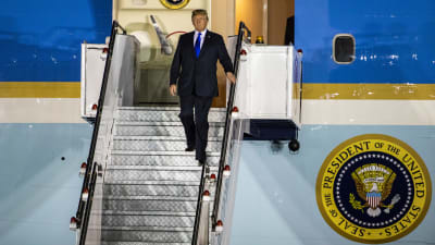 Donald Trump anländer i Singapore, stiger av Airforce One på flygbasen Paya Lebar.