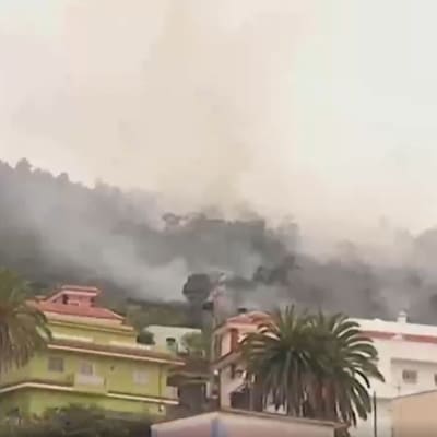 Det brinner i en skog ovanom hus i Teneriffa.