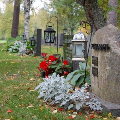 Luonnonkivistä tehdyt hautakivet yleistyvät hautausmailla.