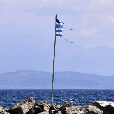 Riekaleinen Kreikan lippu Antirion rannalla 9. elokuuta.