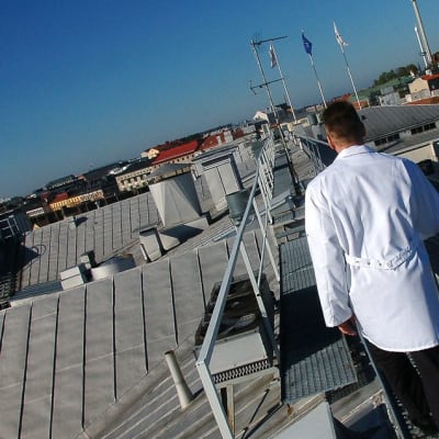 Meiran toimitusjohtaja Raimo Sinisalo kulkee Aleksis Kiven kadun ja Sturenkadun risteyksessä sijaitsevan paahtimon katolla.