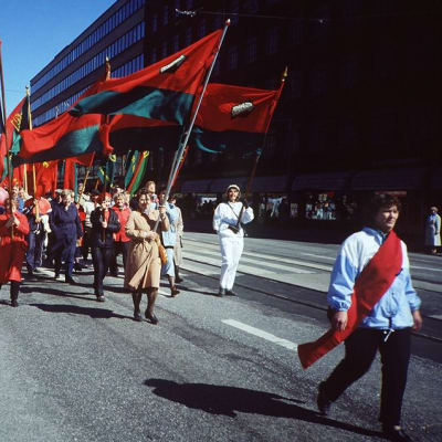 Punalippuja työväen vappumarssilla vuonna 1989.