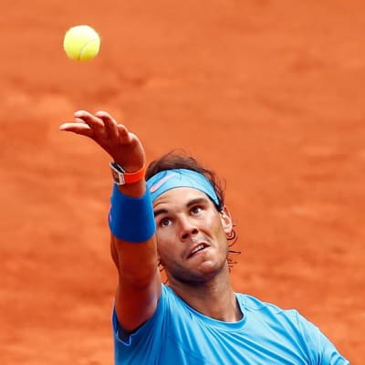 Rafael Nadal tähtää lyöntiään.