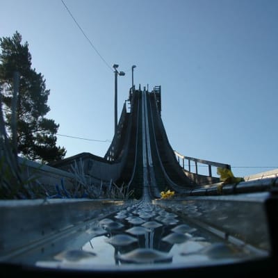 Herttoniemen mäkikeskuksen suurimman mäen korkeus on noin 30 metriä maan pinnasta ja 70 metriä merenpinnasta. Mäen K-piste on 46 metriä.