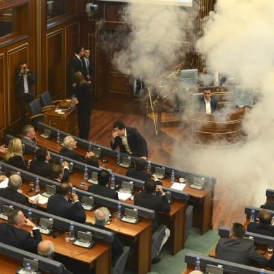 Oppositio teki ensimmäisen kyynelkaasuiskun Kosovan parlamentissa 8. lokakuuta 2015.