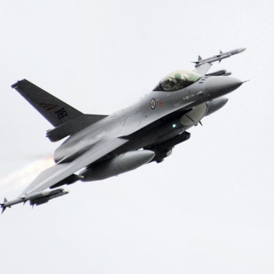 F-16 nousee ilmaan Bodoessa Pohjois-Norjassa maaliskuussa 2011.