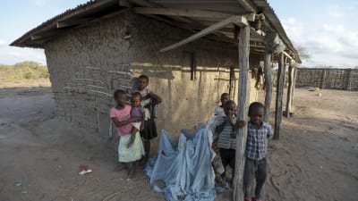 Kvinnor och barn i afrikansk by